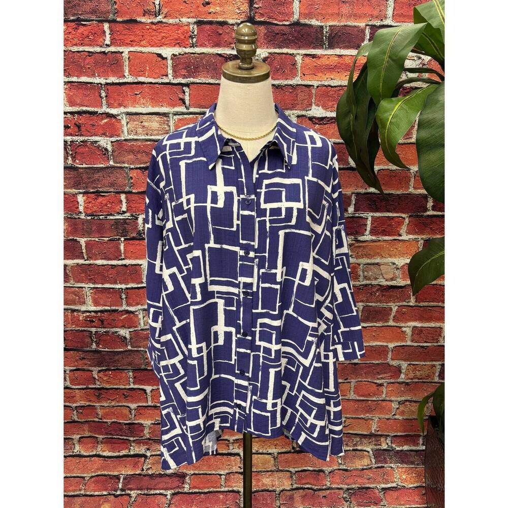 NEW SPIN women's modern lines button-up blouse - plus in navy